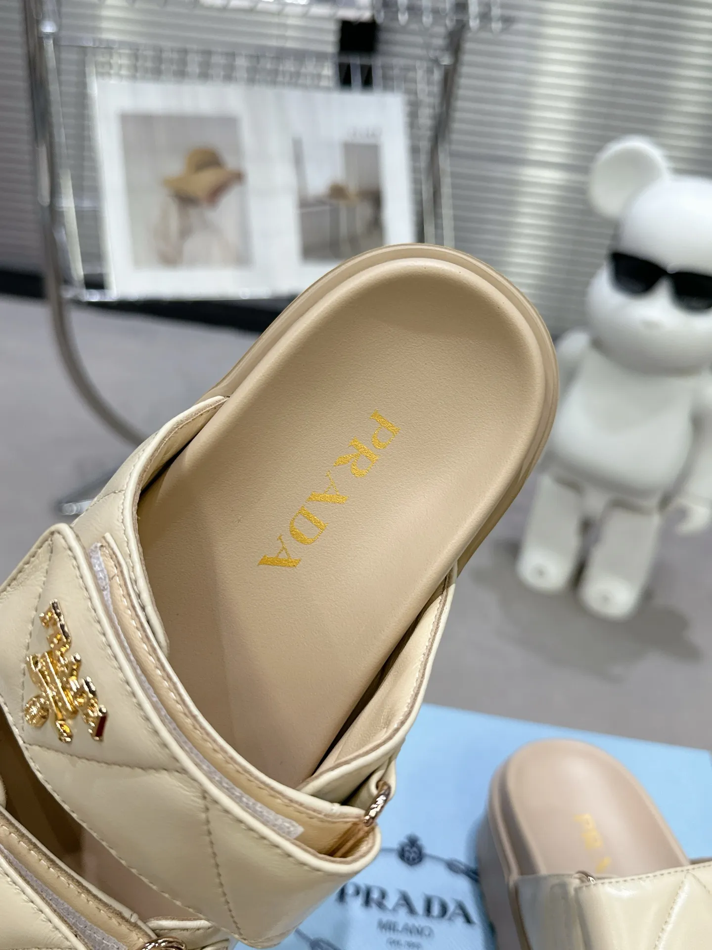 👟👟Ex-factory price 440👟👟 PRADA 2025 vs spring and summer popular sandals series... [Thick-soled double-button sandals] Original 1:1 customization, this year's most fashionable and popular retro British style, simple and elegant, all styles are good-looking, platform thick soles make you slimmer and taller, very comfortable, fashionable and versatile... Many Internet celebrities are on their feet. These platform round-toe thick-soled shoes are very popular this year. They can be worn (increased) for both leisure and leisure. ❶Material: Customized imported calf leather ❷Inner: Customized imported sheepskin ❸Outsole: Original molded ultra-light outsole ❹Sole thickness: 5.5cm ❺Number of yards: 35-40 ❻Packaging: Original full set of packaging ☀Color: Official website updated simultaneously